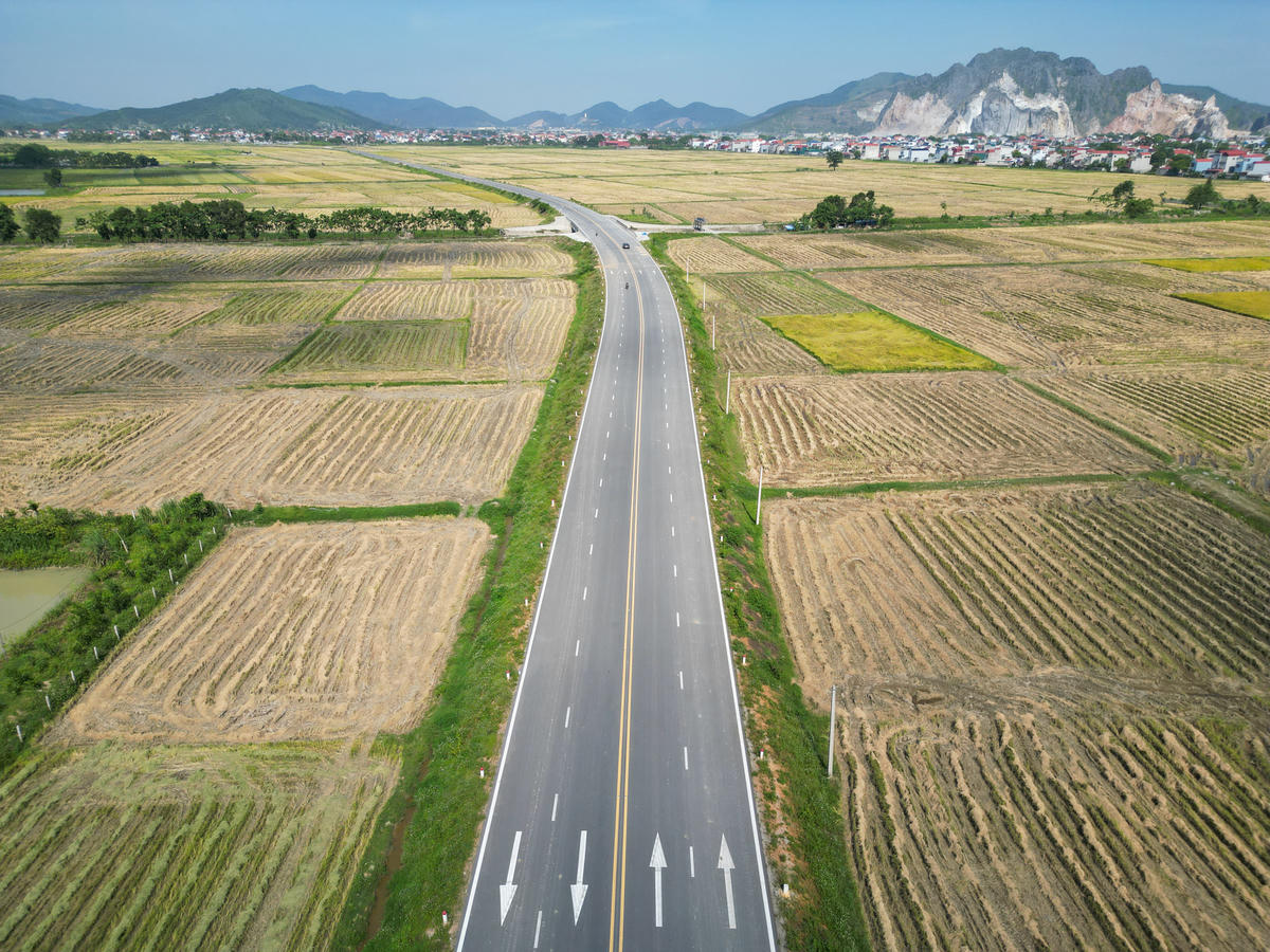 Trước đó, vào ngày 25/5/2022, ông Mai Xuân Liêm - Phó Chủ tịch UBND tỉnh Thanh Hóa ký quyết định số 1798/QĐ-UBND phê duyệt dự án đường trung tâm đô thị Bồng nối đường tỉnh 516B ra quốc lộ 217 đi huyện Hà Trung với tổng mức đầu tư 200 tỷ đồng, thực hiện trong giai đoạn từ 2022-2025. Ảnh: Đình Minh