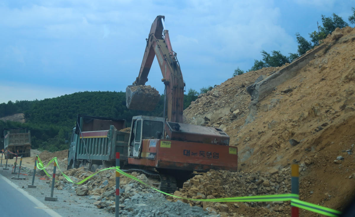 Dự án mở rộng cao tốc Cam Lộ - La Sơn đang triển khai ra sao?