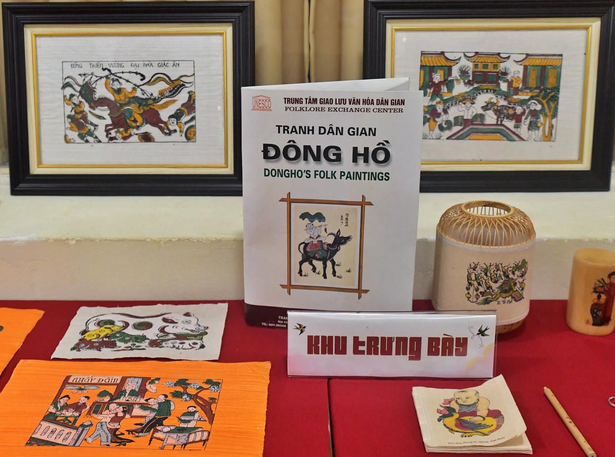 Không gian trưng bày các sản phẩm ứng dụng họa tiết tranh Đông Hồ. Các thiết kế hiện đại như sổ tay, túi vải, quạt giấy... mang họa tiết Đông Hồ, khai thác chất liệu truyền thống trong đời sống hàng ngày.