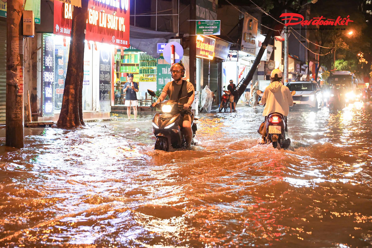 Hà Nội mưa lớn, người dân bì bõm lội nước trở về nhà