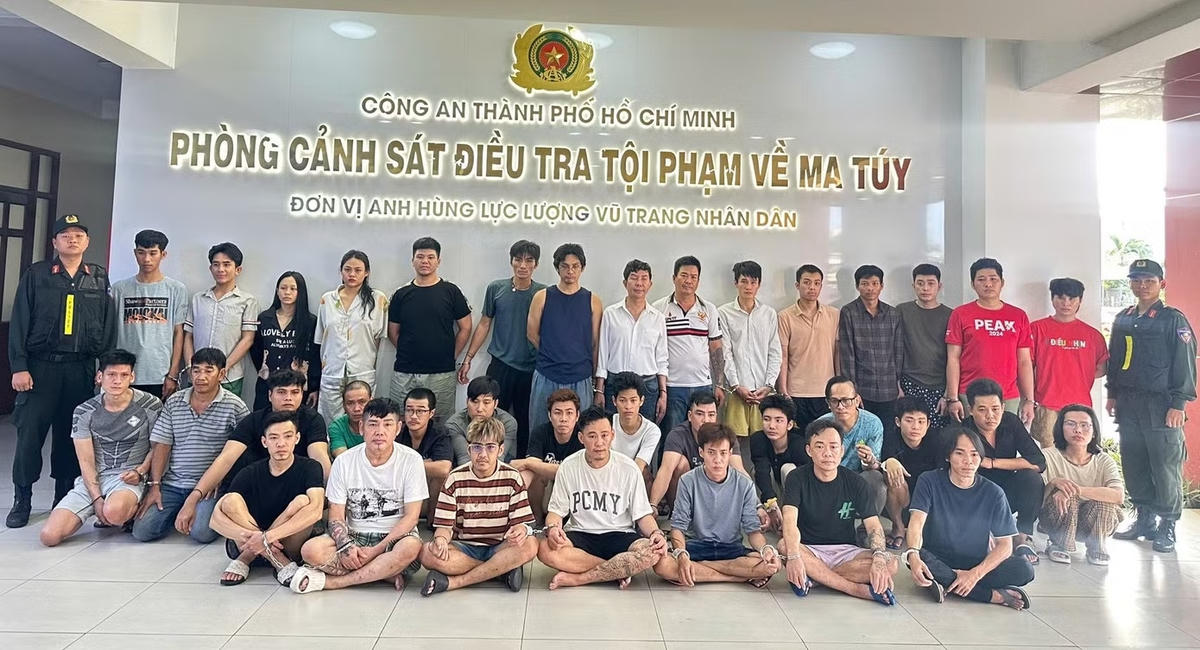 Các đối tượng trong vụ án ma túy có ca sĩ Long Nhật và Sơn Ngọc Minh. Ảnh: Công an TP HCM.