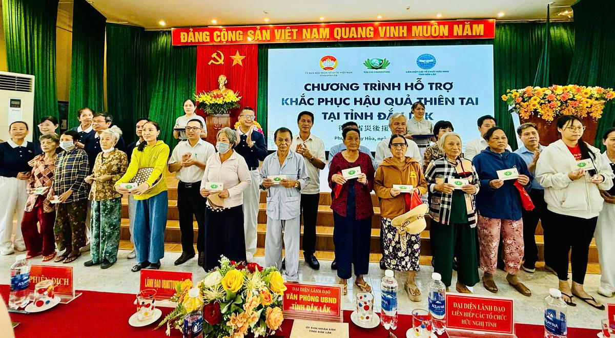 Lãnh đạo Mặt trận tỉnh và đại diện các đơn vị tài trợ trao quà hỗ trợ cho bà con. Ảnh: MT.