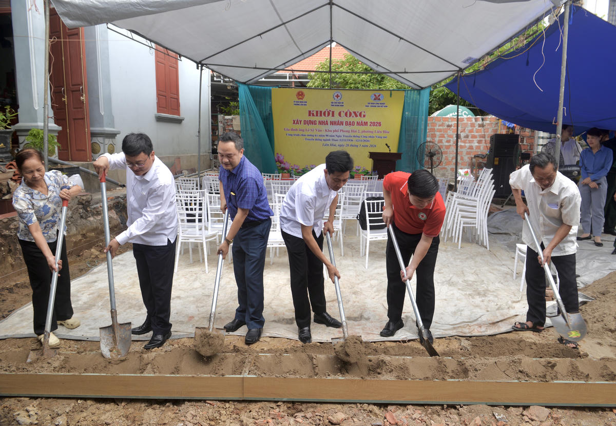 Các đại biểu cùng gia đình&nbsp;ông Lê Sỹ Vân tiến hành nghi thức khởi công xây dựng nhà mới.