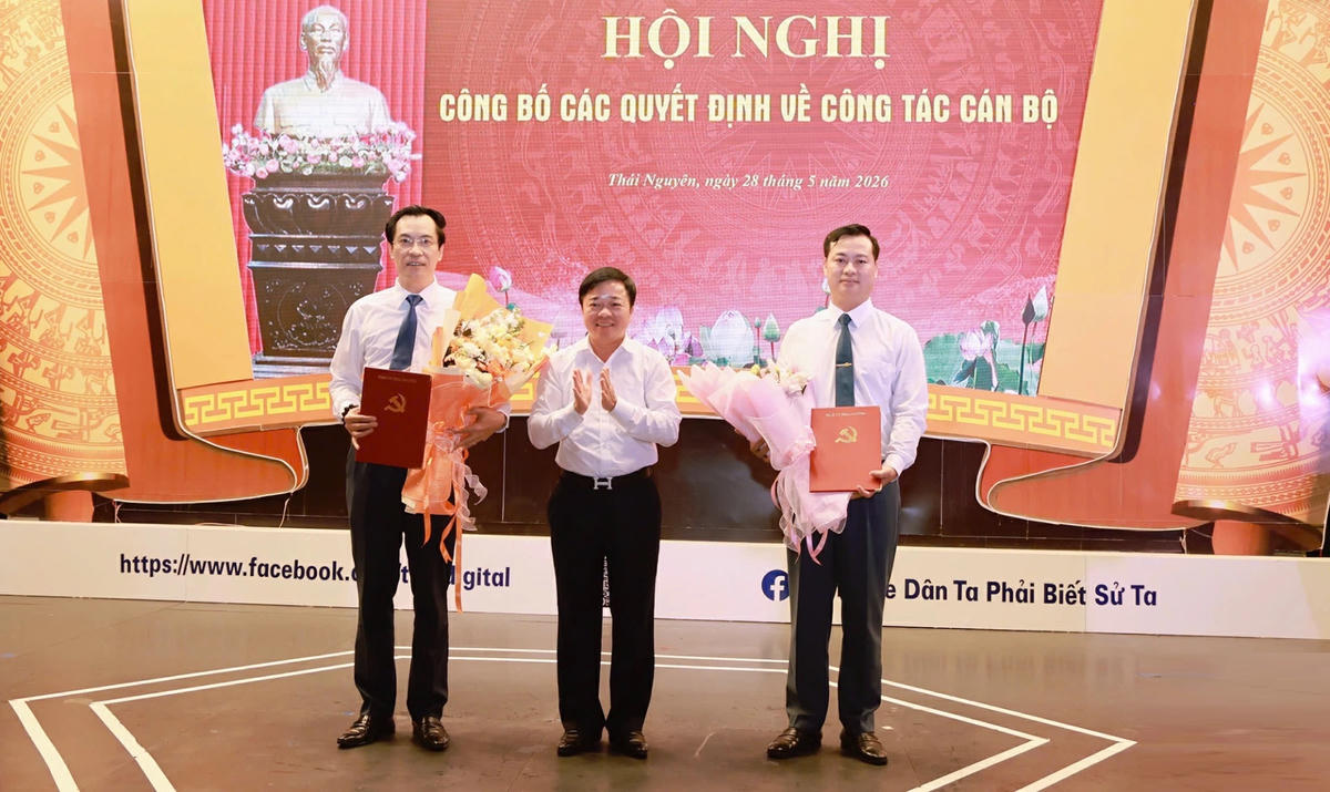 Phó Bí thư Tỉnh ủy, Chủ tịch HĐND tỉnh Thái Nguyên Bùi Văn Lương chúc mừng ông Tạ Văn Lộc (bên phải) và ông Đào Ngọc Anh (bên trái). Ảnh: Bá Hoàng.