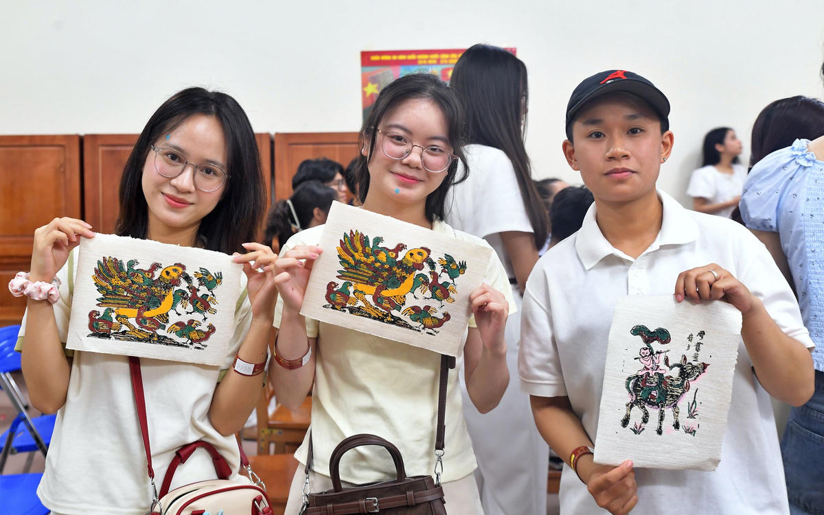 Các bạn trẻ thích thú với những sản phẩm tranh do chính tay mình in ra.