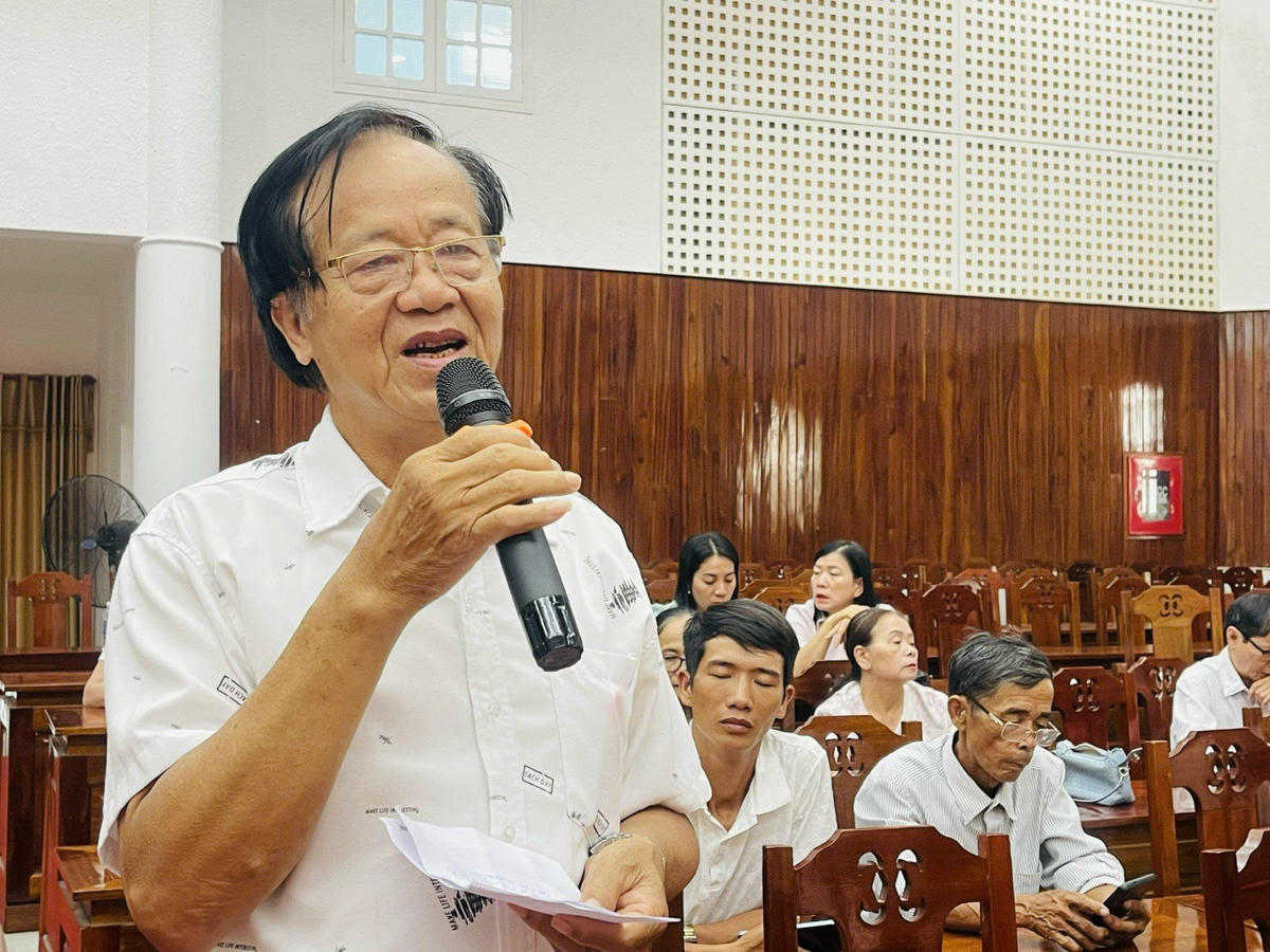 Người dân phường Bàn Thạch góp ý tại diễn đàn. Ảnh: nguyễn Tín.