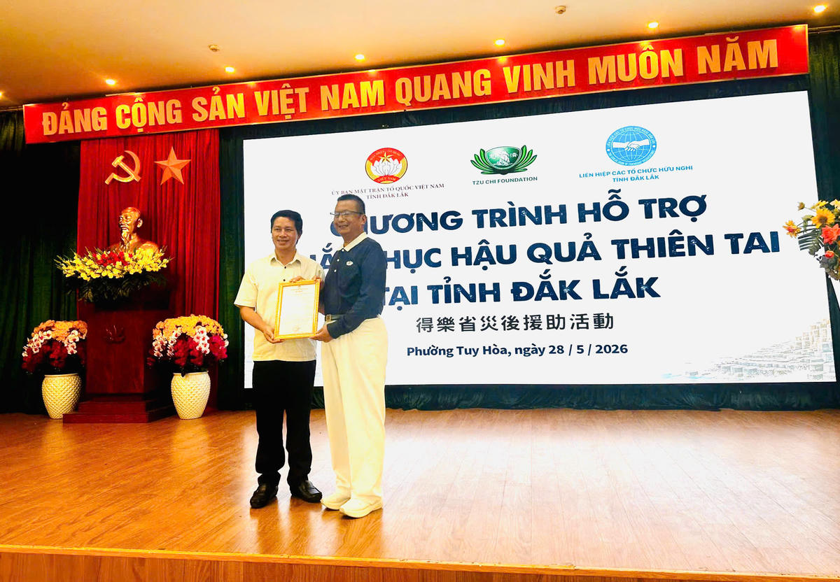 Ông Phạm Văn Bảy - Tỉnh ủy viên, Phó Chủ tịch Ủy ban MTTQ Việt Nam tỉnh, Chủ tịch Liên hiệp các tổ chức hữu nghị tỉnh Đắk Lắk trao thư cảm ơn đơn vị tài trợ. Ảnh:MT.