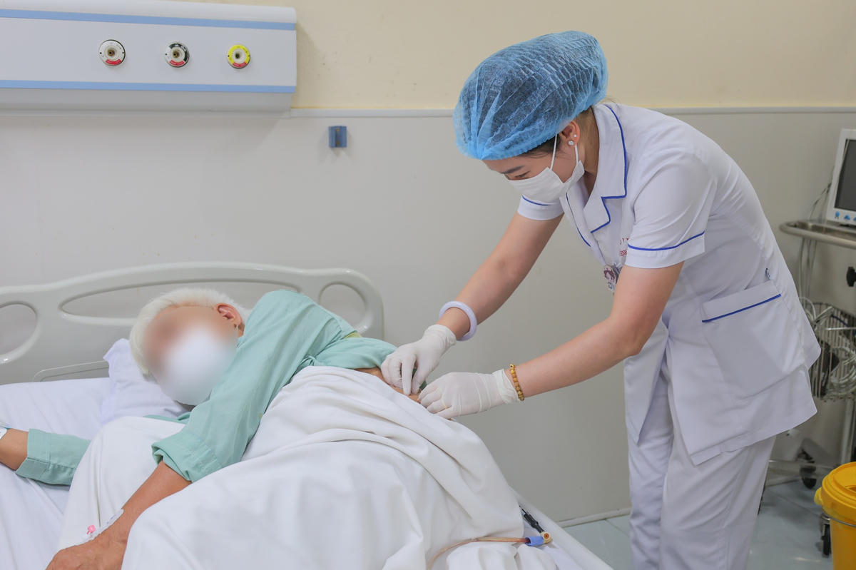 Ca tán sỏi khó cho người bệnh có cột sống gập cứng