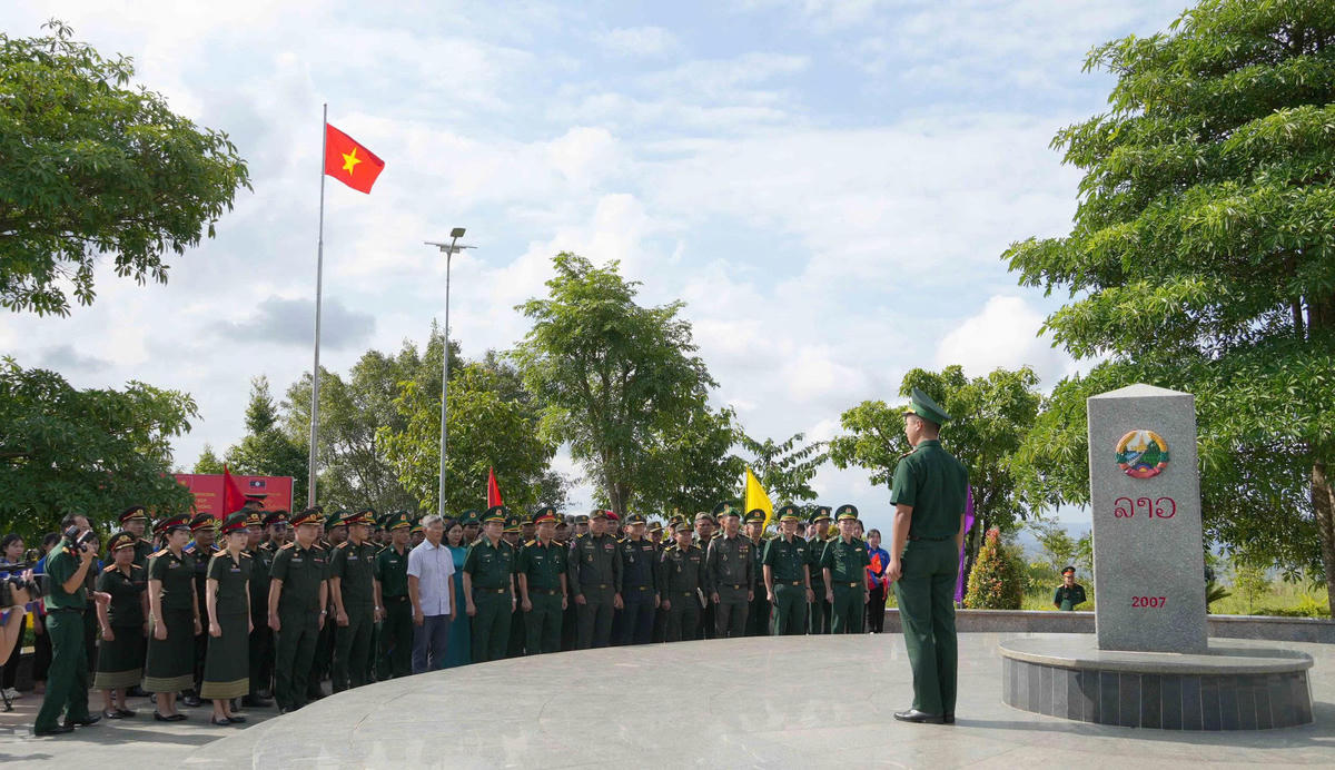 Sĩ quan trẻ ba nước và các đại biểu nghe giới thiệu về Cột mốc ngã ba biên giới Việt Nam-Lào-Campuchia. Ảnh: TT.