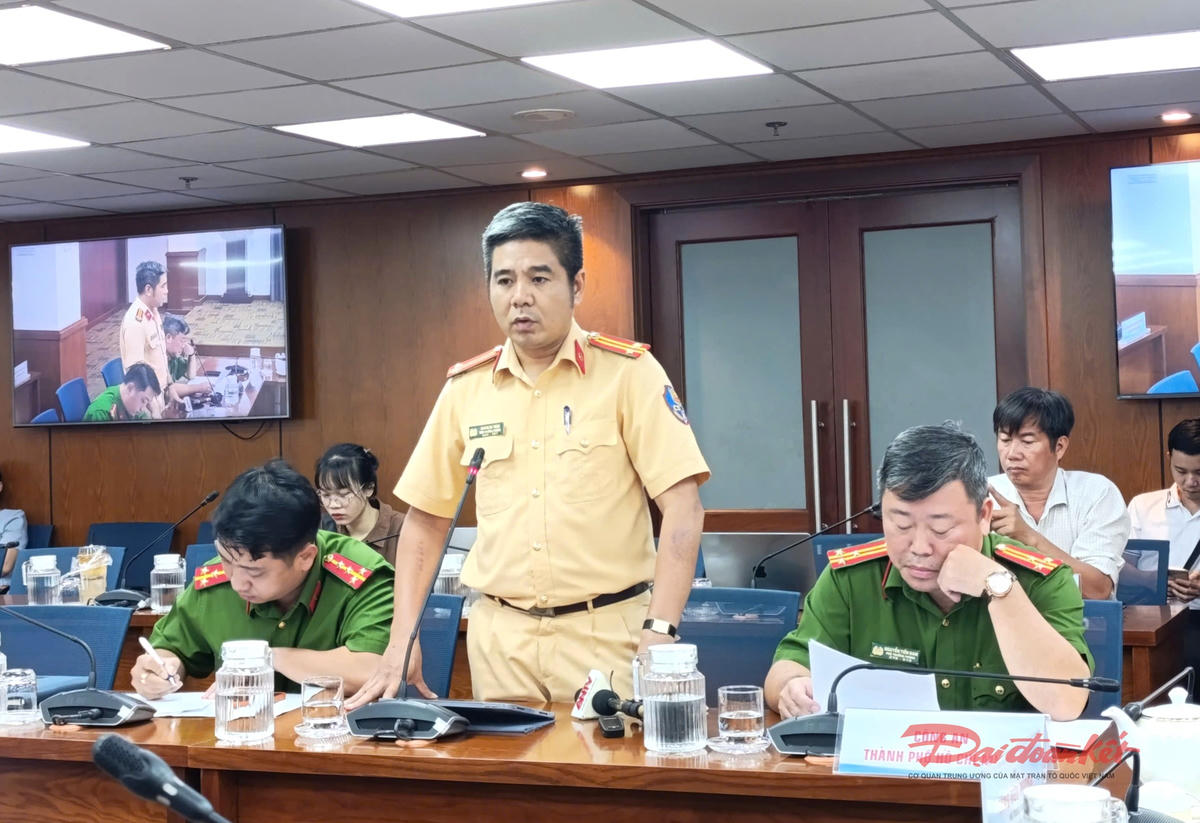 Trung tá Hoàng Bá Tuấn – Phó Trưởng phòng PC08, Công an TP Hồ Chí Minh trả lời vấn đề được phóng viên Báo Đại Đoàn Kết đặt ra tại buổi họp báo. Ảnh: T.Luân.