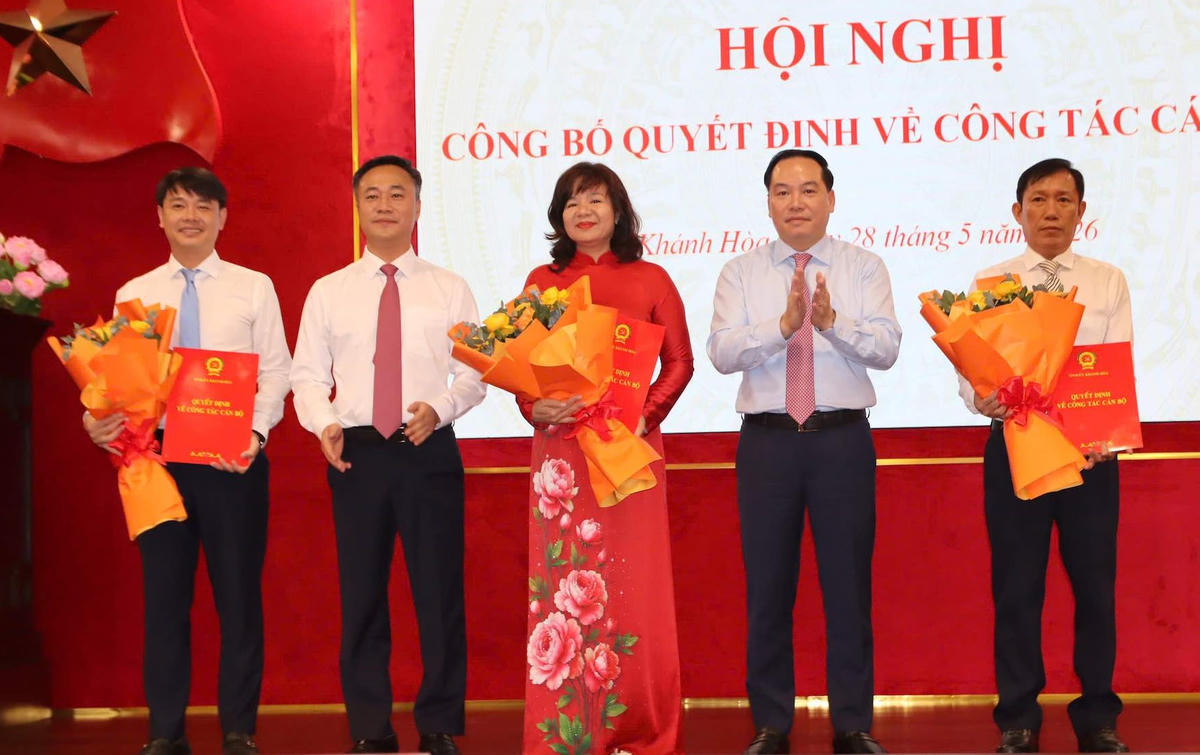 Ông Hồ Xuân Trường, Phó Bí thư Thường trực Tỉnh ủy Khánh Hòa và ông Nguyễn Việt Hùng, Chủ tịch UBND tỉnh Khánh Hòa trao quyết định và tặng hoa chúc mừng các đồng chí Bùi Hoài Nam, Nguyễn Thanh Vân, Nguyễn Minh Thái tại buổi lễ.