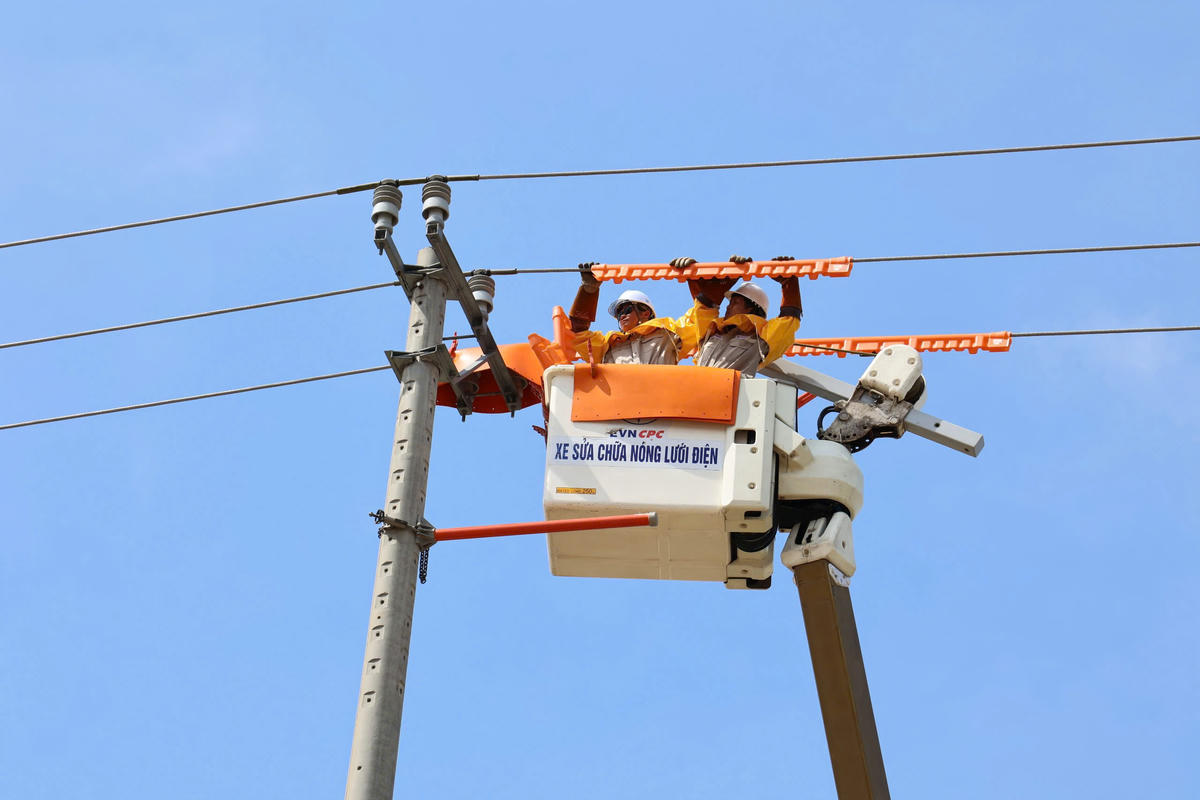 Các Công ty Điện lực rà soát kỹ phương án trước khi thực hiện sửa chữa, bảo dưỡng hoặc thi công trên lưới điện. Ảnh: Nguyễn Tú