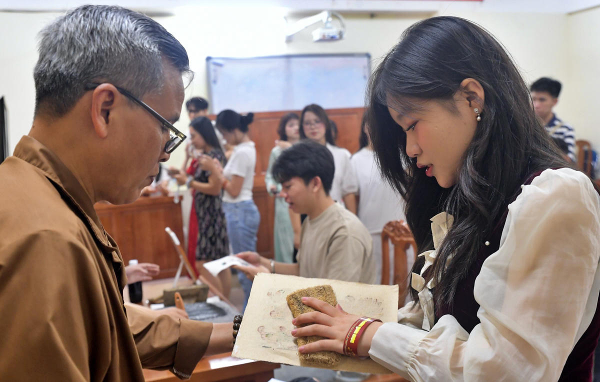 bạn trẻ trải nghiệm in tranh đông hồ