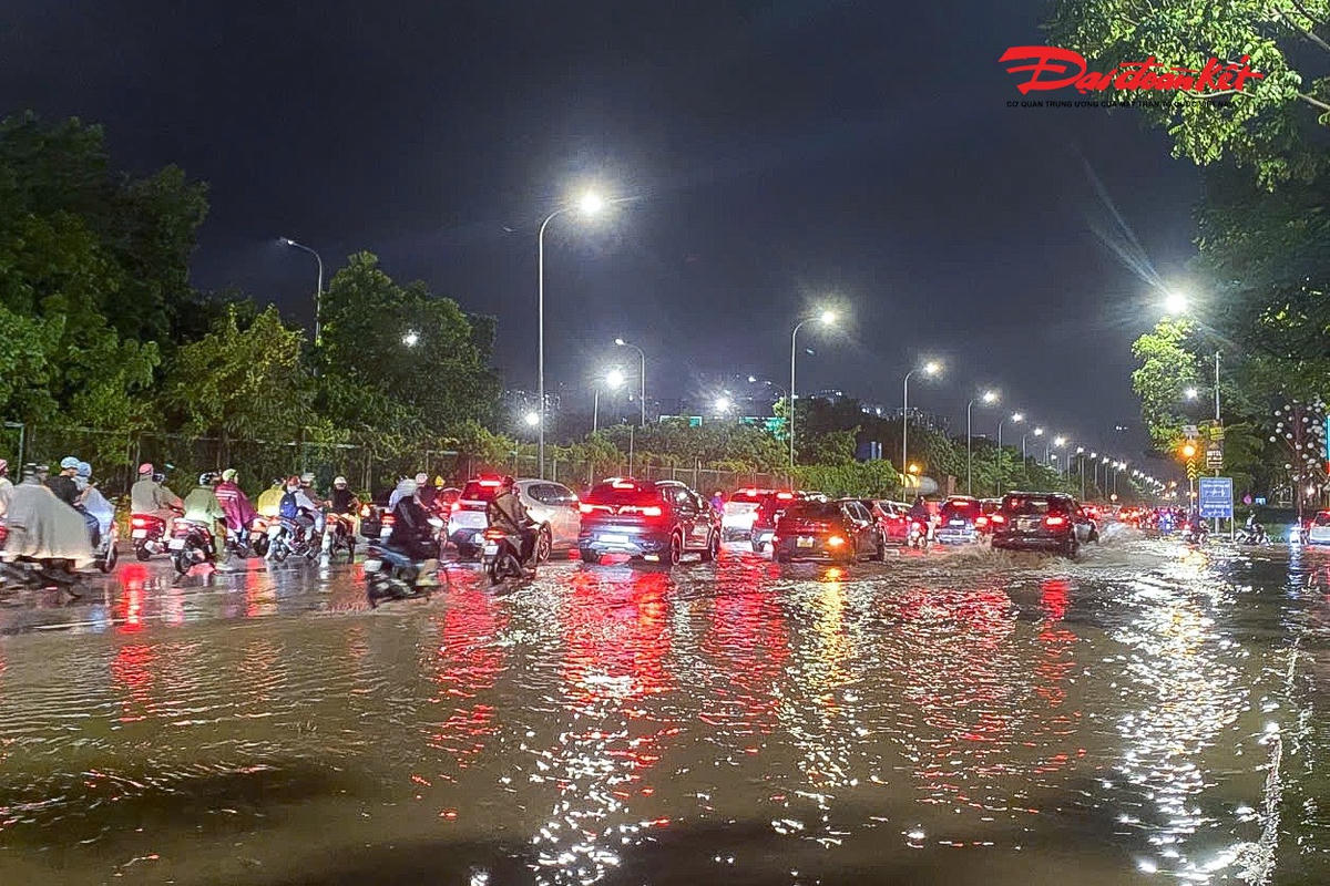 Hà Nội mưa lớn, người dân bì bõm lội nước trở về nhà