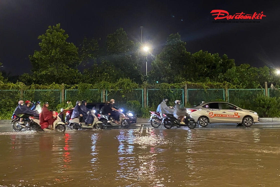 Hà Nội mưa lớn, người dân bì bõm lội nước trở về nhà