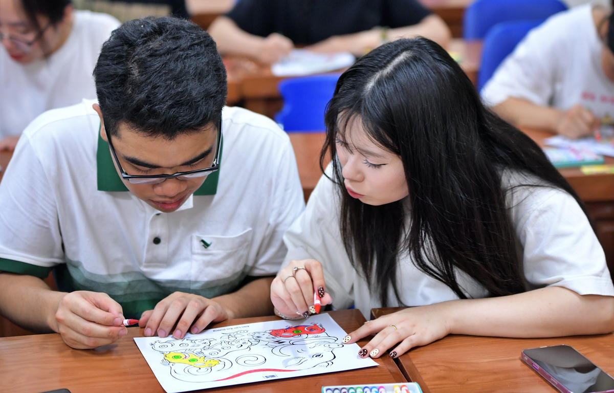Bạn trẻ trải nghiệm tô màu sáng tạo.
