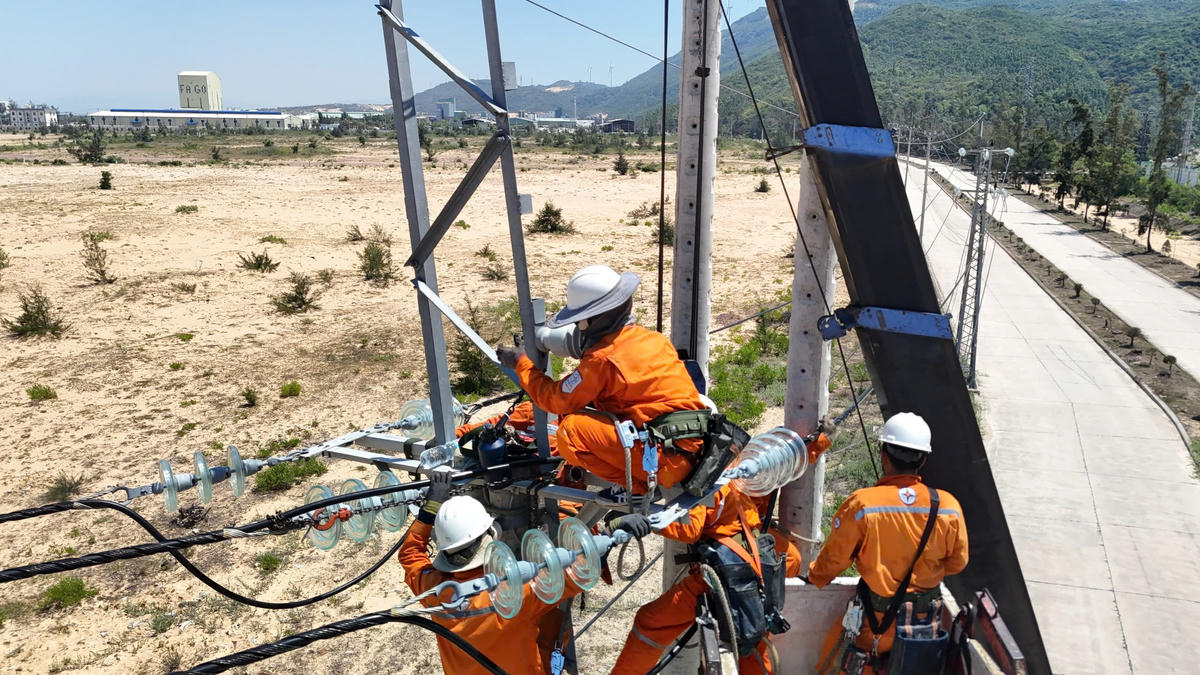 Trước diễn biến thời tiết cực đoan, nhu cầu sử dụng điện tại khu vực miền Trung tăng mạnh. Ảnh: Nguyễn Tú