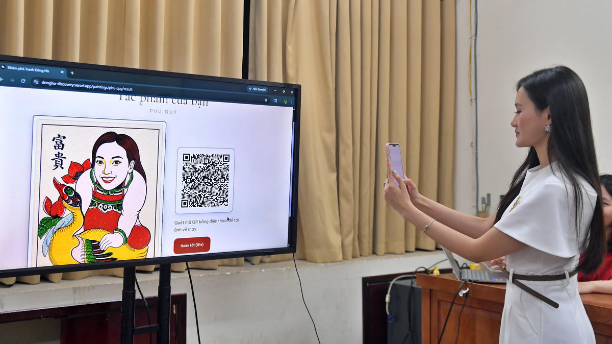 bạn trẻ trải nghiệm công nghệ số