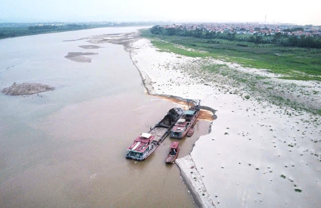 Hoạt động khai thác cát sỏi trên sông Hồng tại địa bàn xã Bản Nguyên, tỉnh Phú Thọ. Ảnh: Đ.S.