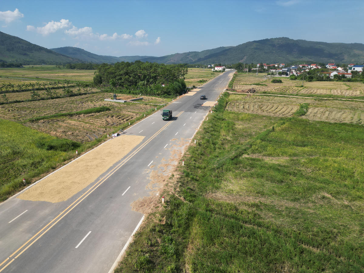 Anh Trịnh Văn Thống, trú xóm Đông Thẳng, xã Biện Thượng chia sẻ, người dân rất phấn khởi khi chứng kiến tuyến đường dần hoàn thiện. 'Trước đây, việc đi lại giữa các khu vực trong xã cũng như kết nối ra quốc lộ 217 còn nhiều bất tiện, trong khi nay tuyến đường rộng rãi, thông thoáng giúp di chuyển thuận lợi hơn rất nhiều. Chúng tôi kỳ vọng, khi tuyến đường đưa vào sử dụng, sẽ tạo điều kiện phát triển buôn bán, dịch vụ, đồng thời góp phần thay đổi diện mạo khu vực', anh Thống nói.&nbsp;Ảnh: Đình Minh