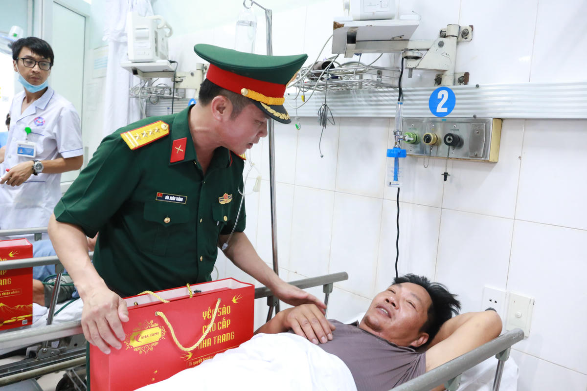 Lãnh đạo Bộ Chỉ huy Quân sự thành phố thăm hỏi, động viên các thuyền viên gặp nạn. Ảnh:&nbsp;Bộ Chỉ huy Quân sự TP Hải Phòng.&nbsp;
