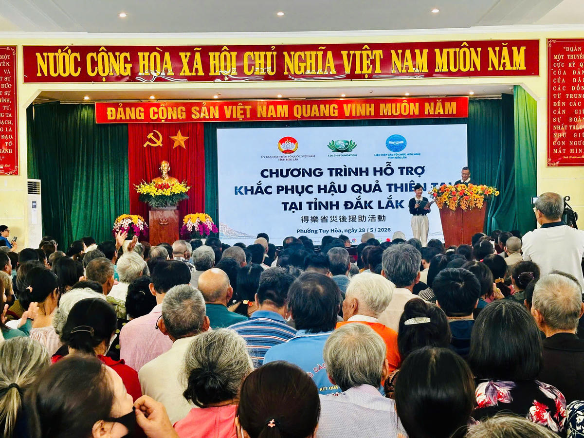 Toàn cảnh buổi trao quà. Ảnh: MT.