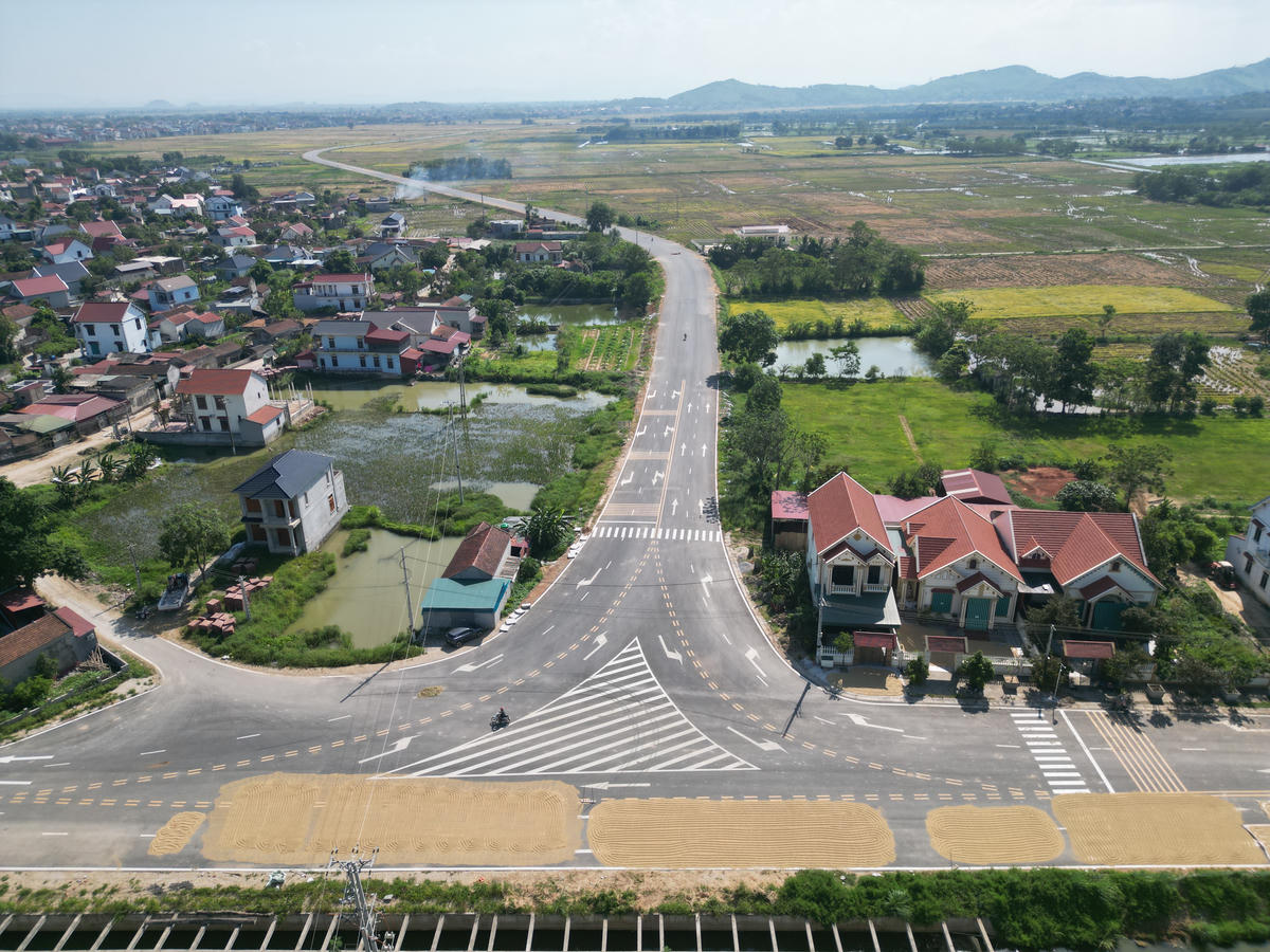 Theo ghi nhận của phóng viên Báo Đại đoàn kết ngày 27/5, điểm đầu của dự án nằm tại ngã ba thôn Việt Yên, xã Biện Thượng, đấu nối với tỉnh lộ 516B; điểm cuối tại thôn Xanh, xã Biện Thượng, kết nối với quốc lộ 217.&nbsp;Ảnh: Đình Minh