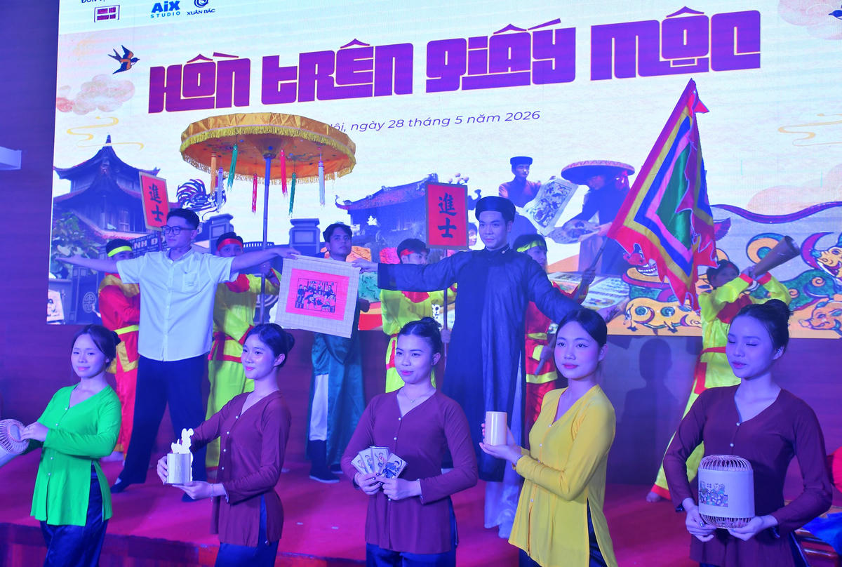 Tại chương trình, mỗi bức tranh Đông Hồ được tạo nên không chỉ là kết tinh của thời gian, của đôi bàn tay nghệ nhân, mà còn là ký ức văn hóa dân tộc bồi đắp qua nhiều thế hệ.
