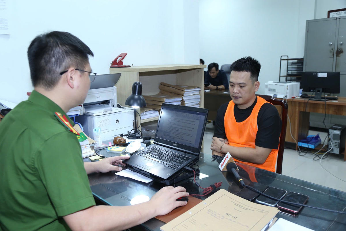 Công an tỉnh Bắc Ninh làm việc với đối tượng trong vụ án.