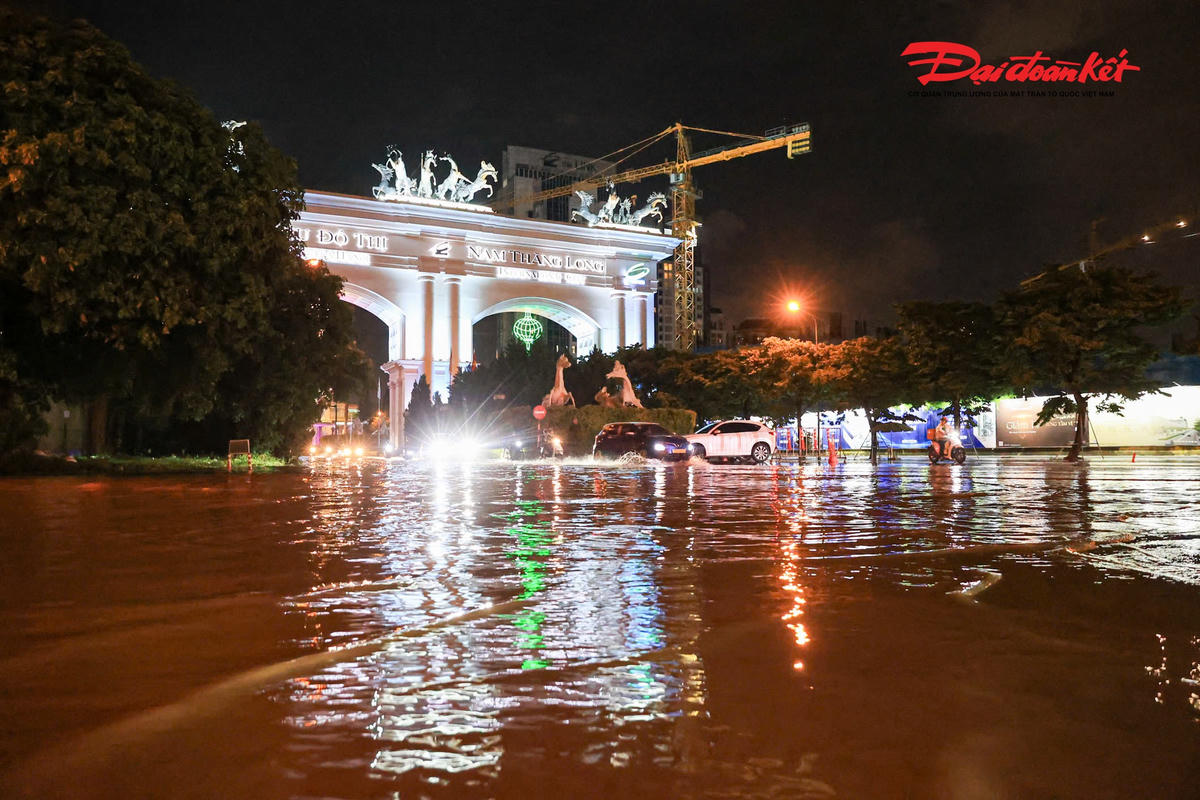 Hà Nội mưa lớn, người dân bì bõm lội nước trở về nhà
