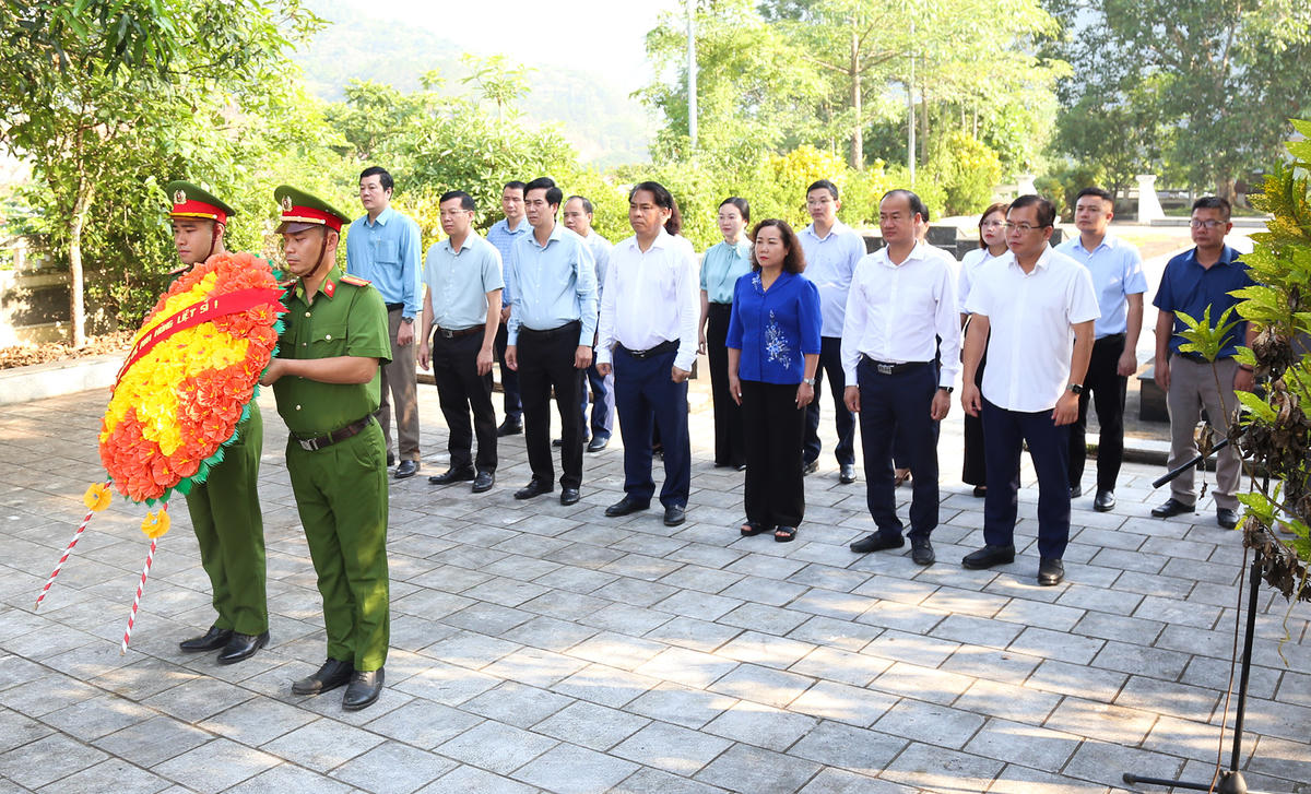 Từ 7h sáng 28/5, Bí thư Tỉnh ủy Cao Bằng Phan Thăng An cùng đoàn công tác dâng hoa, thắp hương tưởng nhớ các anh hùng liệt sỹ tại Nghĩa trang liệt sỹ xã Bảo Lạc.
