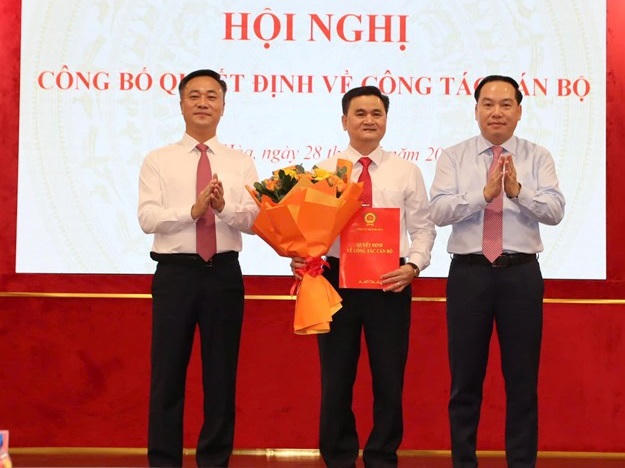Ông Hồ Xuân Trường, Phó Bí thư Thường trực Tỉnh ủy Khánh Hòa và ông Nguyễn Việt Hùng, Chủ tịch UBND tỉnh Khánh Hòa trao quyết định cho ông Vũ Ngọc Đương.