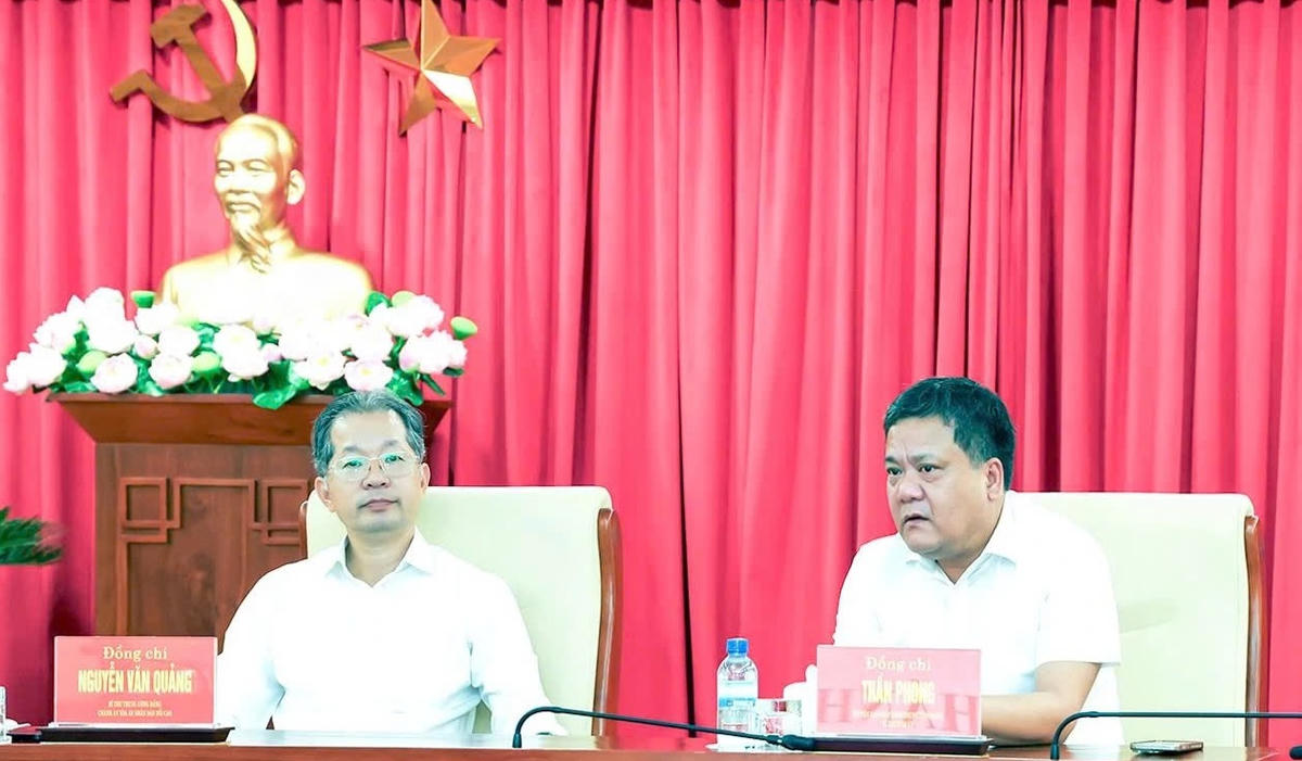 Ông Nguyễn Văn Quảng, Chánh án TAND tối cao và ông Trần Phong Bí thư Tỉnh ủy Khánh Hòa tại buổi làm việc. 