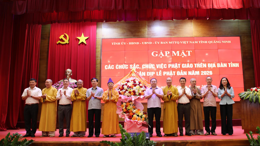 Lãnh đạo Tỉnh ủy, HĐND, UBND tỉnh, Ủy ban MTTQ tỉnh Quảng Ninh tặng hoa chúc mừng GHPGVN tỉnh Quảng Ninh cùng các chức sắc, tăng ni, phật tử toàn tỉnh đón mùa Phật đản an lạc, bình an.