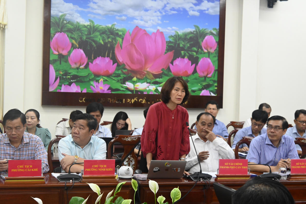 Đại diện đơn vị tư vấn trình bày ý tưởng về phát triển đô thị Cần Thơ. Ảnh Hồng Thắm