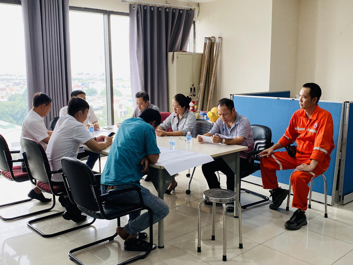 Phường Tam Thắng làm việc với đại diện chủ đầu tư, Ban Quản trị và cư dân.&nbsp;Ảnh: TN