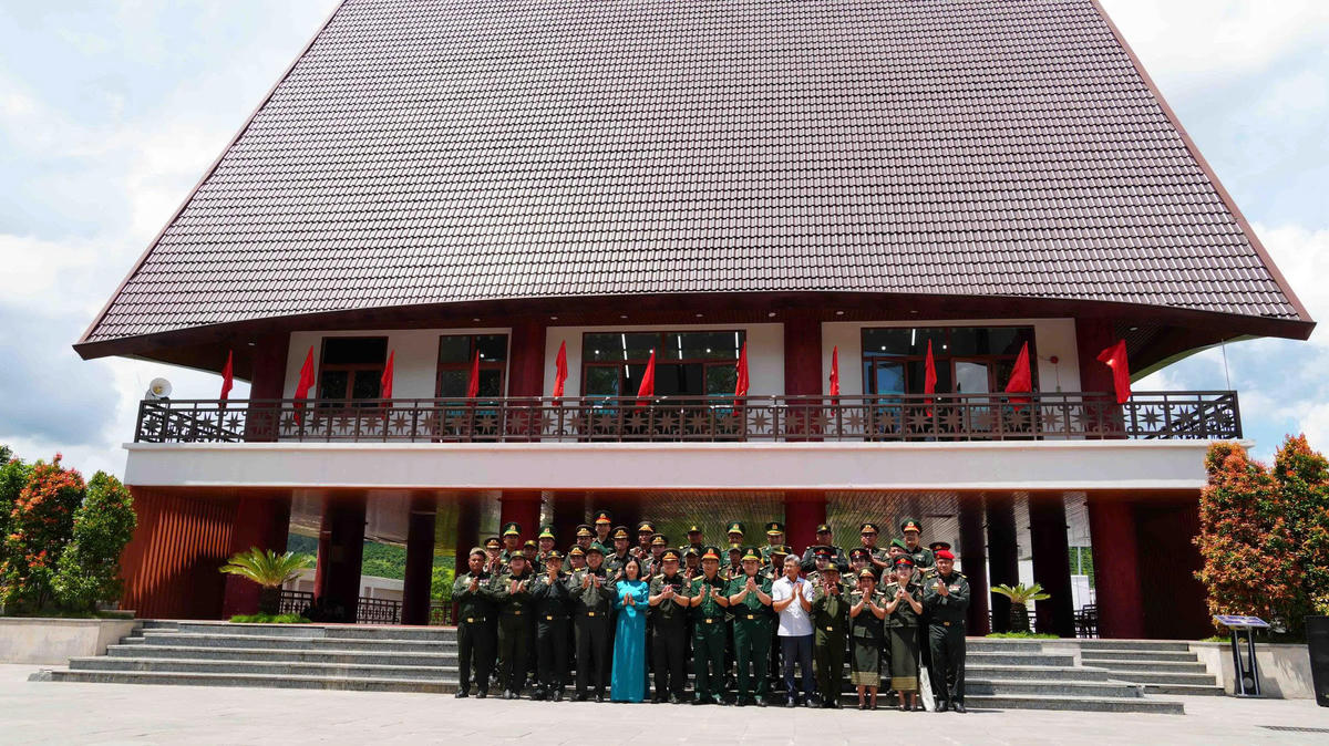 Đoàn sĩ quan trẻ ba nước Việt Nam-Lào-Campuchia chụp ảnh lưu niệm. Ảnh: CĐ.