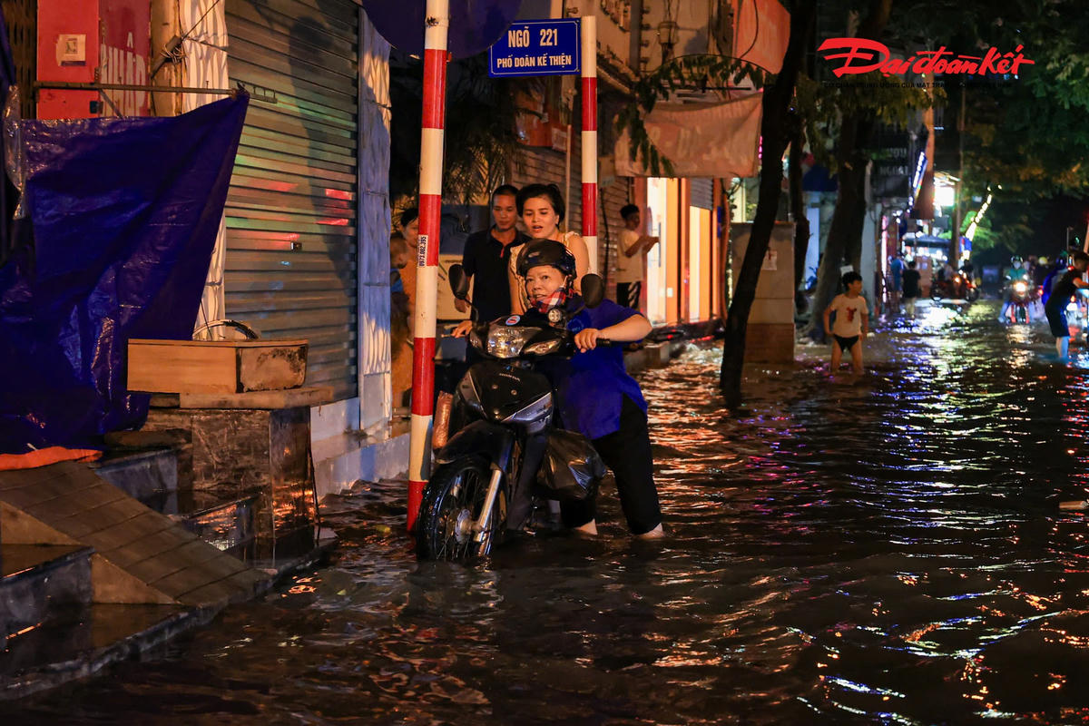 Hà Nội mưa lớn, người dân bì bõm lội nước trở về nhà