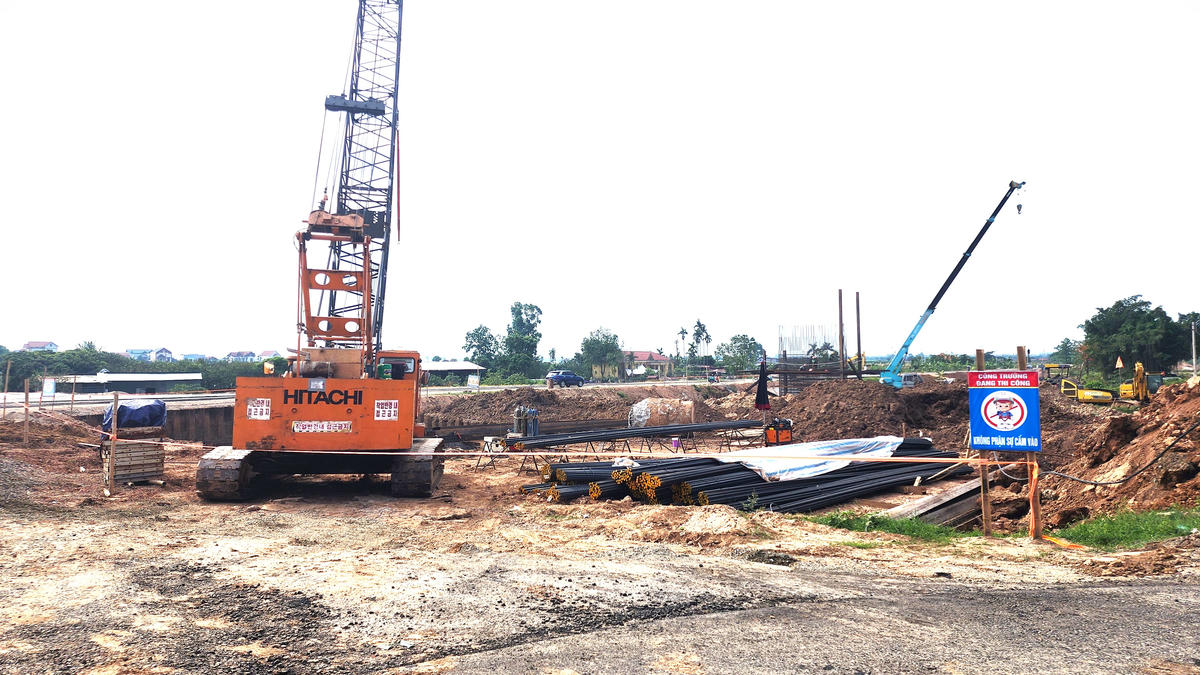 Công trường thi công Dự án Đường Vành đai 4 những ngày cuối tháng 5/2026. Ảnh: K.H.