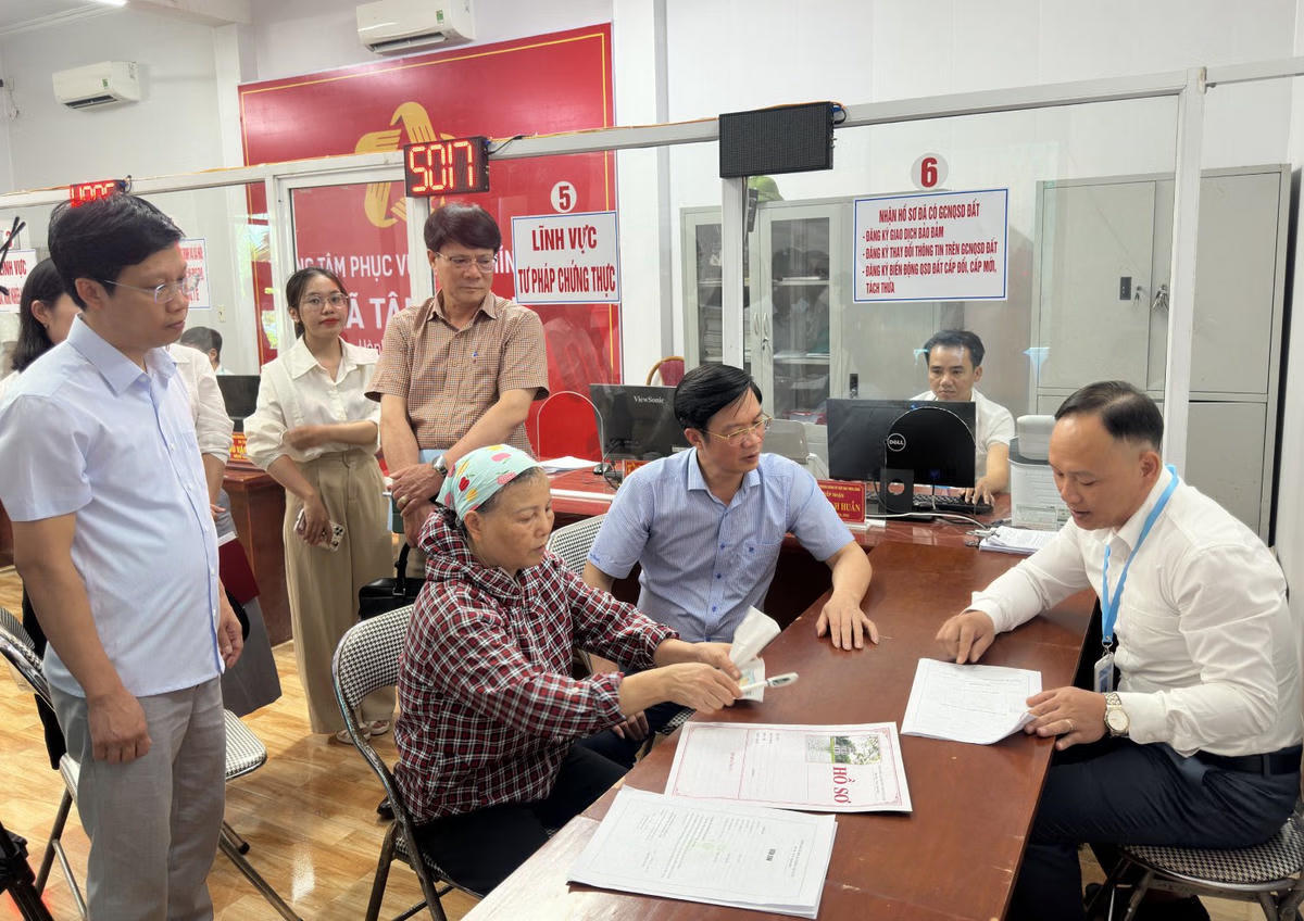 Ông Phạm Văn Lập, Phó Bí thư Thành ủy, Chủ tịch Ủy ban MTTQ Việt Nam TP Hải Phòng kiểm tra tại Trung tâm Phục vụ hành chính công xã Tân Minh. Ảnh: PT.