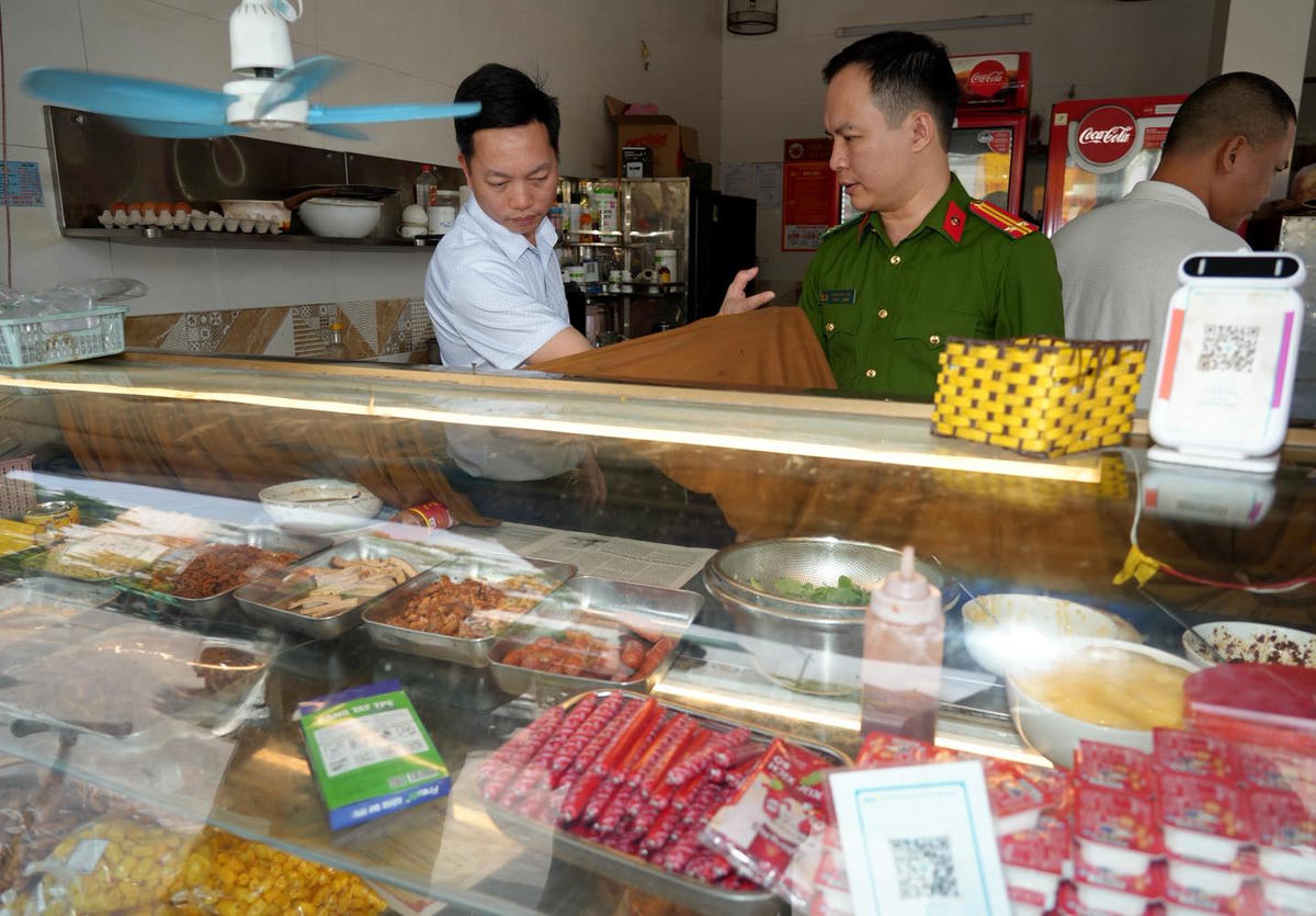 Theo ghi nhận của các đoàn kiểm tra, nhiều cơ sở sản xuất, chế biến thực phẩm vẫn tái diễn vi phạm như thiếu giấy chứng nhận ATTP, khu chế biến mất vệ sinh, côn trùng xâm nhập.