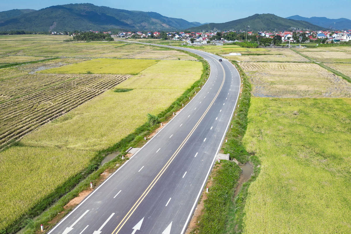 Do dự án không đảm bảo tiến độ, đến ngày 14/4/2026, ông Mai Xuân Liêm - Phó Chủ tịch UBND tỉnh Thanh Hóa ký quyết định số 3960/UBND-CNXDKH phê duyệt điều chỉnh&nbsp;thời gian thực hiện từ giai đoạn 2022-2025 sang hoàn thành trước ngày 30/6/2026. Ảnh: Đình Minh
