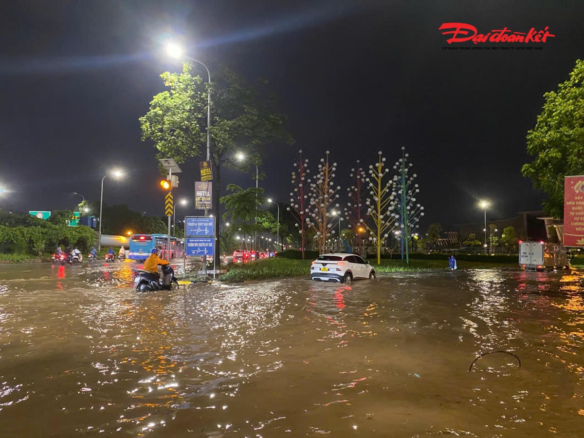 Phương tiện di chuyển khó khăn qua đoạn ngập nước trên Đại lộ Thăng Long sau trận mưa lớn chiều 28/5.