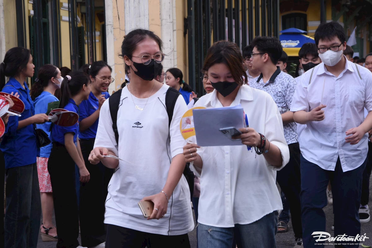 Bảo vệ sức khỏe sĩ tử trong những ngày nắng nóng cực đoan
