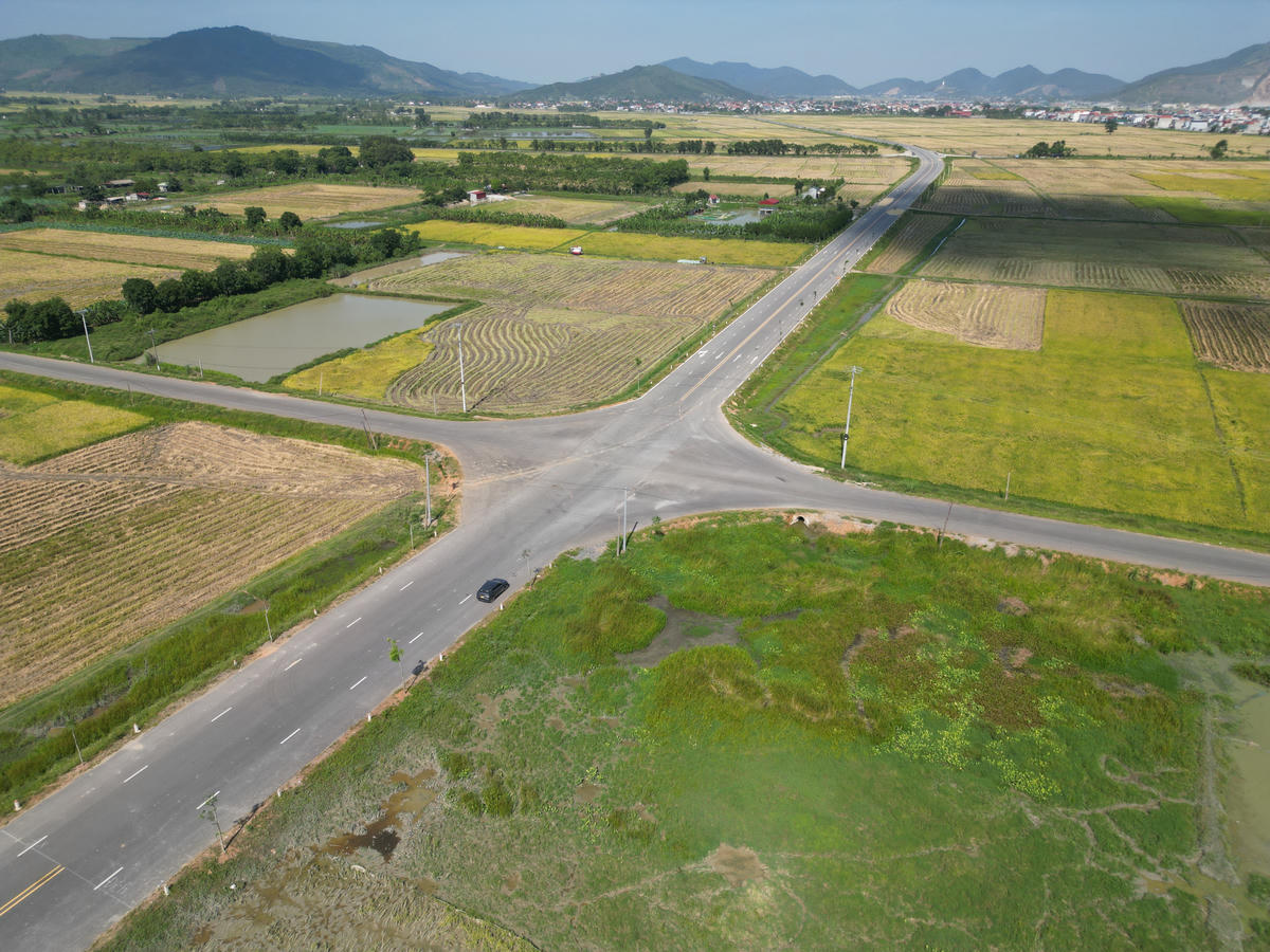 Dự án này có chiều dài khoảng 6,3 km, nền đường rộng 17m, mặt đường rộng 15m, kết cấu bê tông nhựa, đóng vai trò kết nối trực tiếp trung tâm đô thị Bồng với quốc lộ 217 và mạng lưới giao thông liên vùng phía Bắc tỉnh Thanh Hóa. Ảnh: Đình Minh&nbsp;