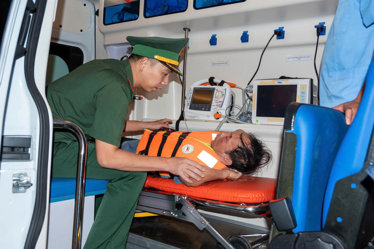 Các thuyền viên gặp nạn được chăm sóc y tế kịp thời. Ảnh: BĐBP TP Hải Phòng.&nbsp;