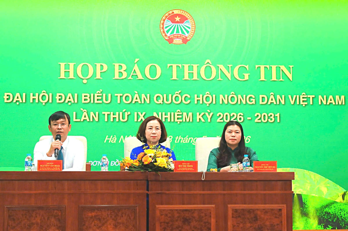 Các vị chủ trì và giải đáp các câu hỏi với các phóng viên, báo chí