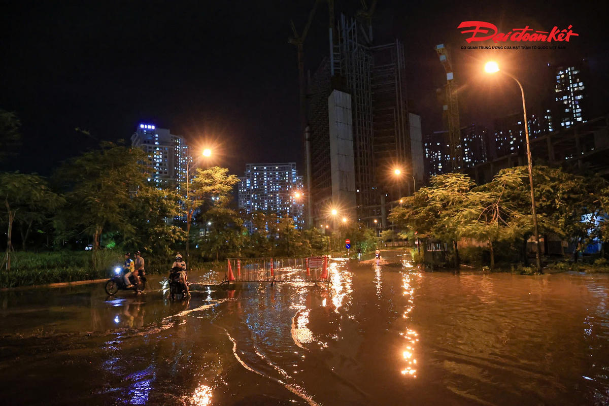 Hà Nội mưa lớn, người dân bì bõm lội nước trở về nhà