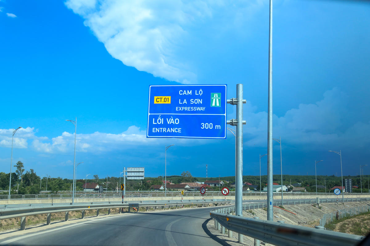 Dự án mở rộng cao tốc Cam Lộ - La Sơn đang triển khai ra sao?