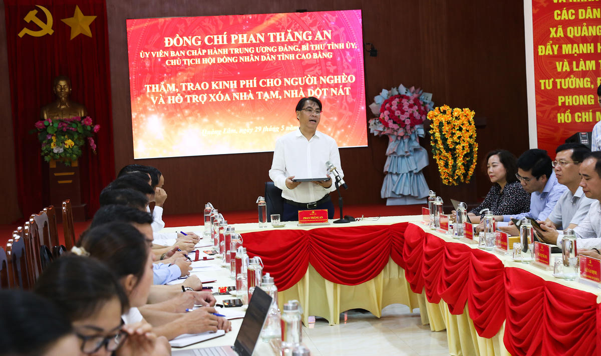 Bí thư Tỉnh ủy Cao Bằng thăm, trao kinh phí hỗ trợ người nghèo tại 4 xã khó khăn vùng cao phía Tây